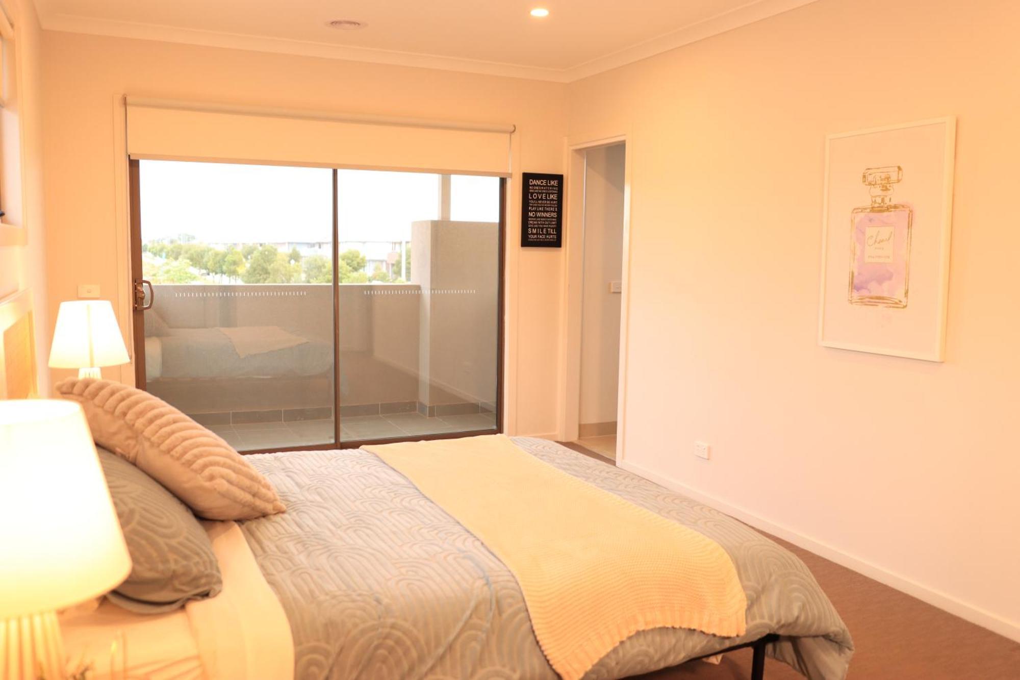 Melbourne Holiday House For 15 Peoples In Sanctuary Lake Point Cook Luaran gambar